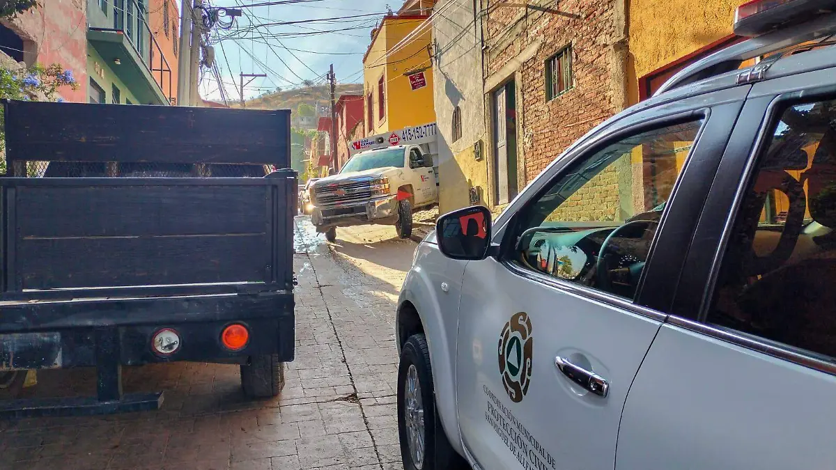 Elementos de Tránsito realizaron cierre temporal en calle Paloma y avenida de las Flores mientras se retiraba la unidad involucrada en el accidente.