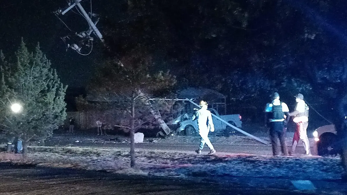 Una camioneta se impacto en contra de un poste de luz