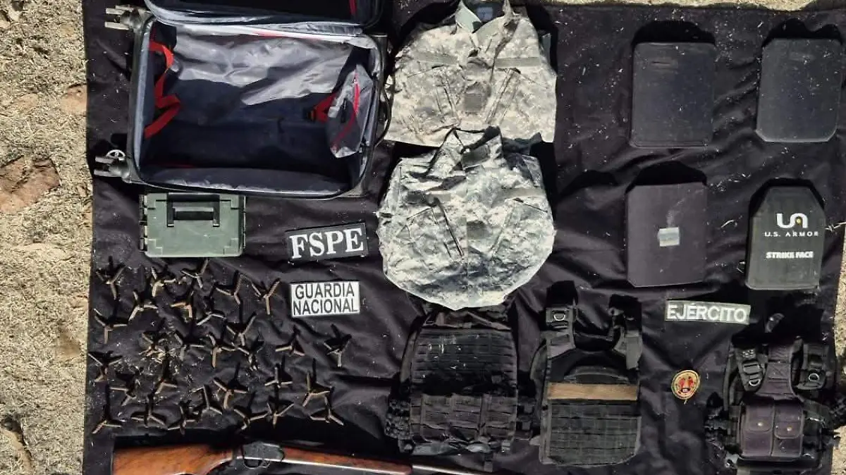 Aseguran equipo táctico, armas de fuego y cartuchos en Juventino Rosas 