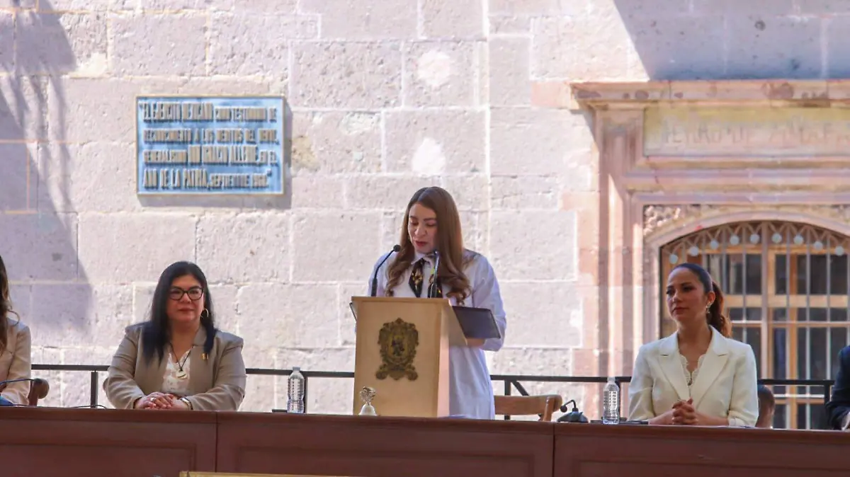 Sesión solemne del Congreso del Estado realizada en San Miguel de Allende para conmemorar 200 años del nombramiento de la ciudad.