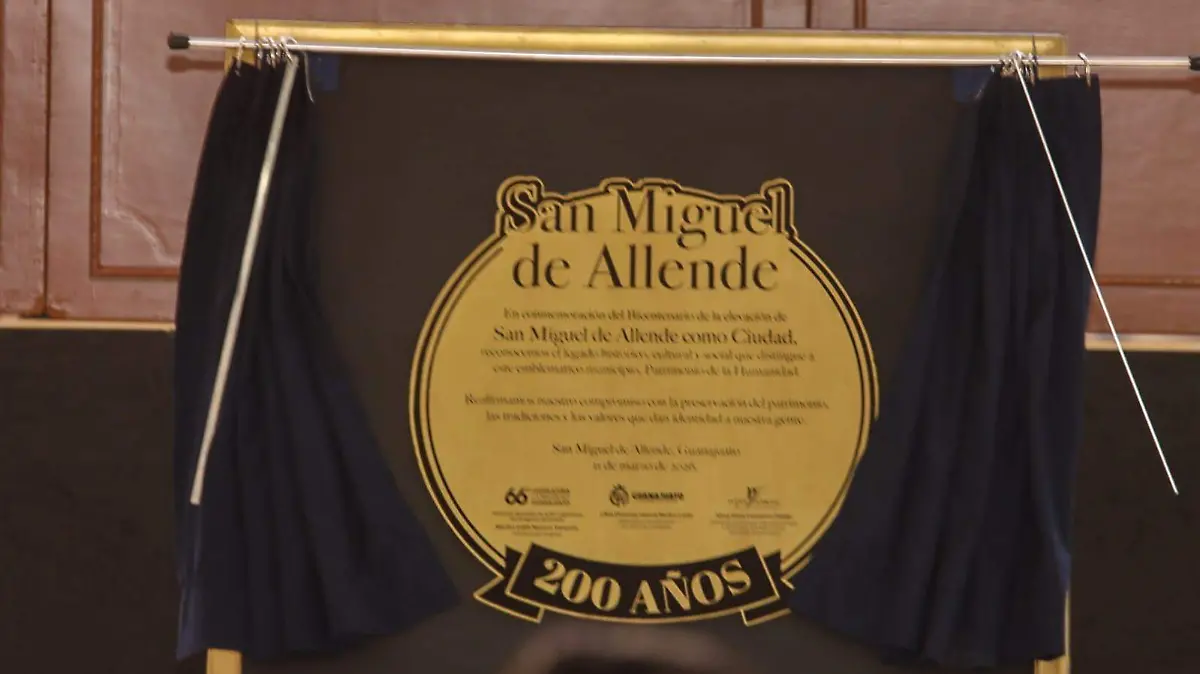 Autoridades de los tres poderes del estado develaron una placa conmemorativa por el bicentenario de la ciudad.