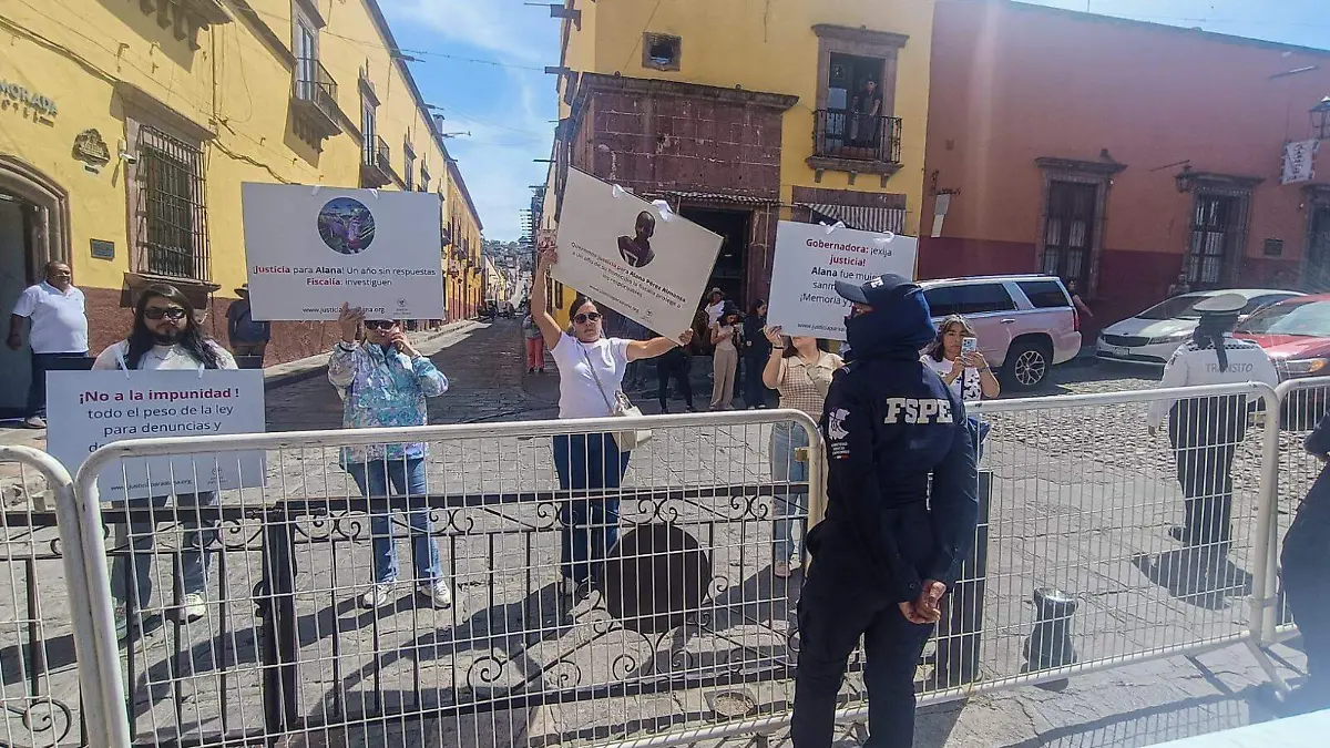 Familiares de Alana se manifestaron en el centro histórico durante el desarrollo del evento.