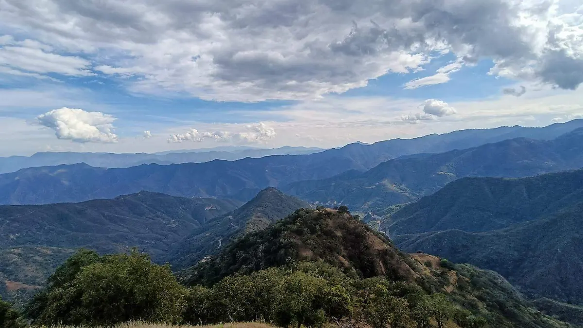 Desde el Mirador Alto de Xichú, el pueblo se abre paso entre montañas, regalando una de las vistas más impresionantes de la Sierra Gorda.