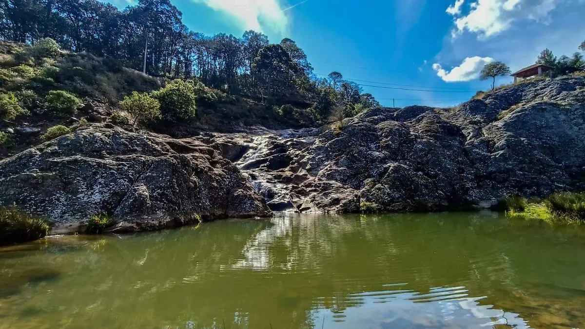 El monumento al primer camión que entró a Xichú recuerda el inicio de la comunicación del pueblo con el exterior.