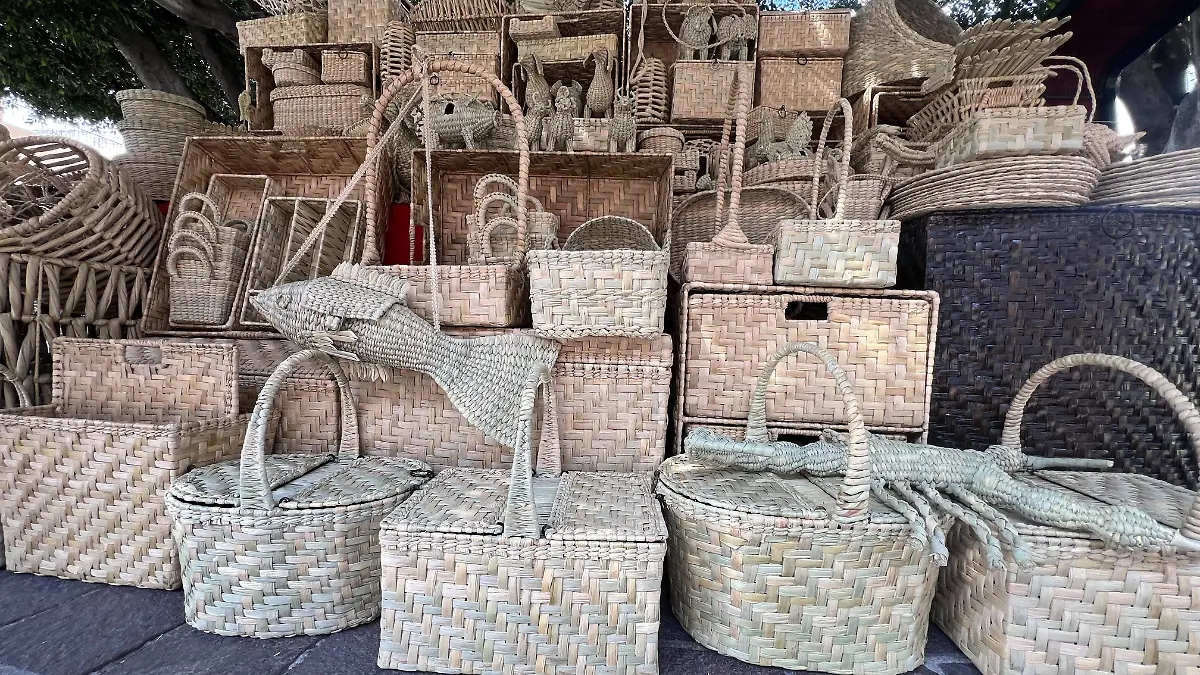 Algunas de las piezas más elaboradas, como bolsos de tule, pueden tardar hasta dos días en terminarse debido al nivel de detalle