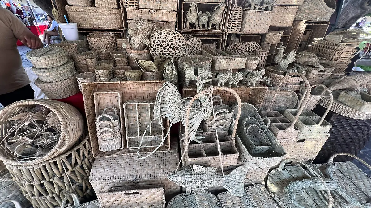 Tortilleros, lámparas, bolsos y figuras decorativas forman parte de las piezas que la artesana ofrece actualmente en Celaya