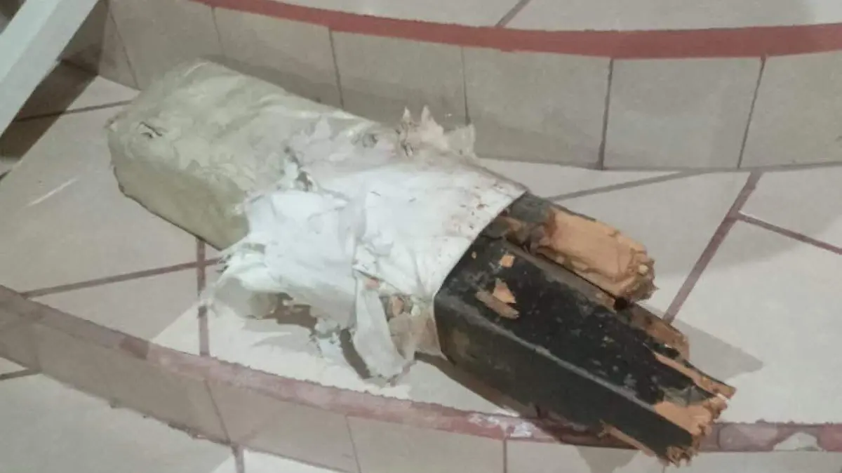 Fieles bajaron la Santa cruz para iniciar con los trabajos de restauración 