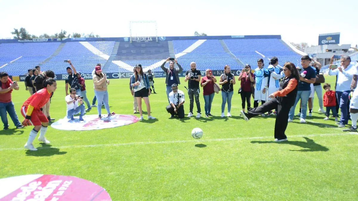 Autoridades deportivas y municipales realizaron la patada inaugural en el estadio Miguel Alemán Valdés.