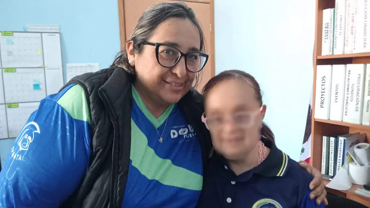 Alejandra de la Luz Acosta Jiménez, directora de la asociación Down Celaya, con una de las estudiantes de panadería. 