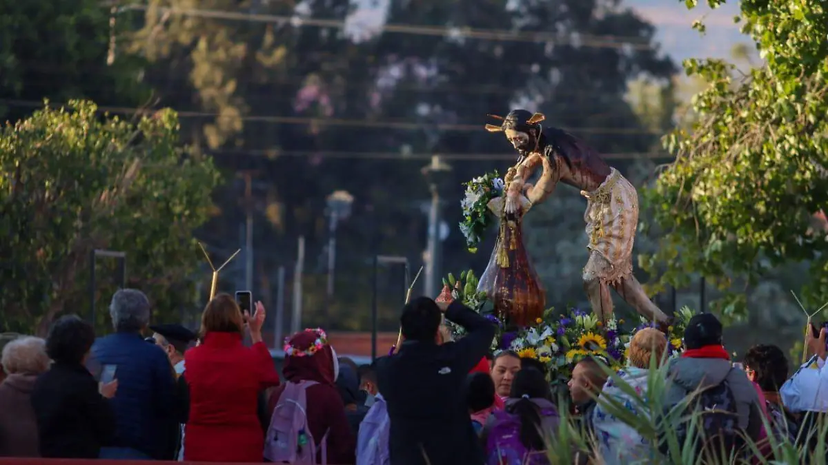 La imagen del Señor de la Columna avanza entre rezos, cantos y expresiones de fe.