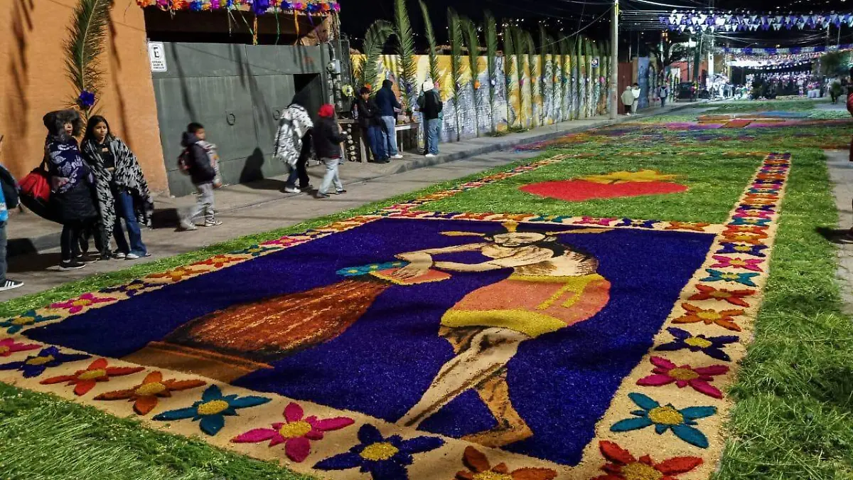 Los diseños incluyen cruces, imágenes religiosas y figuras geométricas que cubren varias cuadras.