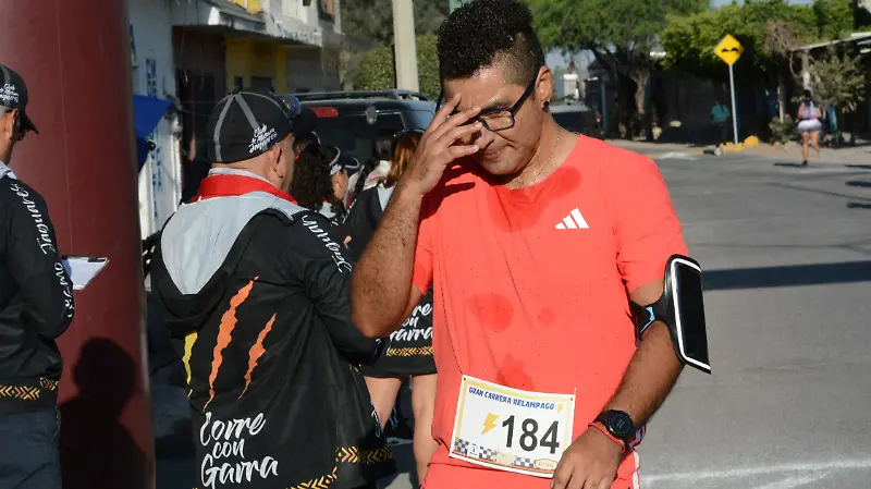 Agradeciendo al todopoderoso de terminar la carrera. 