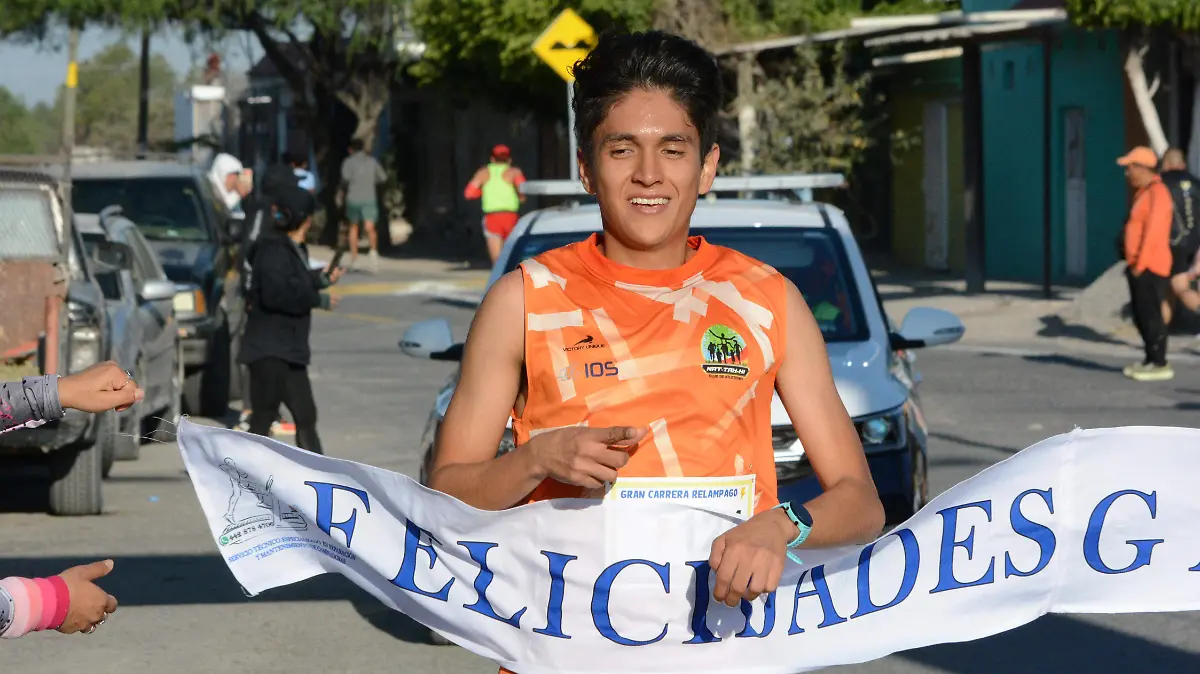 Así cruzó la meta el celayense imponiendo nuevo récord.