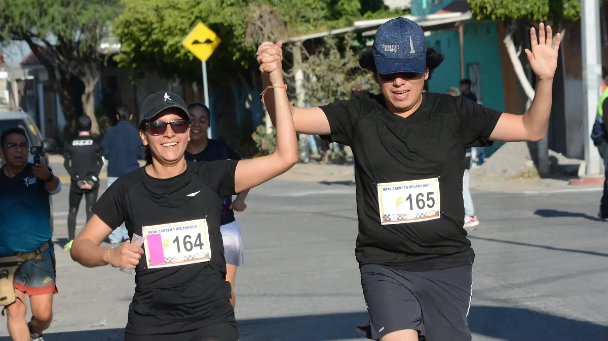Nada más emotivo que cruzar la meta tomados de la mano.