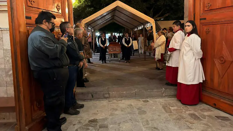 Decenas de fieles despiden al obispo emérito.