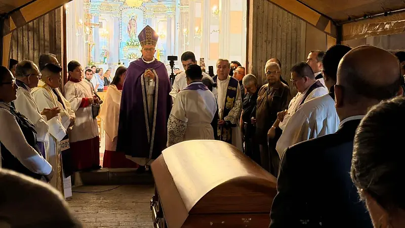 Fieles se despidieron del obispo emérito.