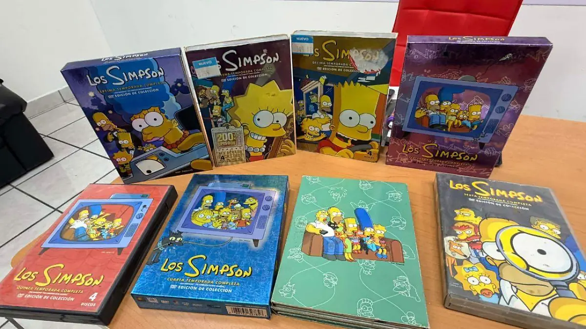 Comics, figuras y DVDs son parte de la colección que Mauricio tiene de Los Simpson