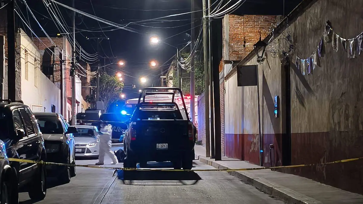 Elementos de seguridad y personal ministerial realizaron diligencias en la colonia San Felipe Neri tras la muerte de un hombre durante una riña.