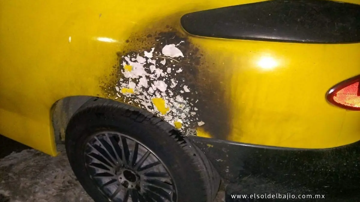 El vehículo amarillo tuvo daños en la parte trasera