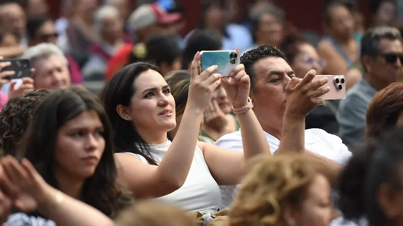 Las madres grabaron el concierto. 