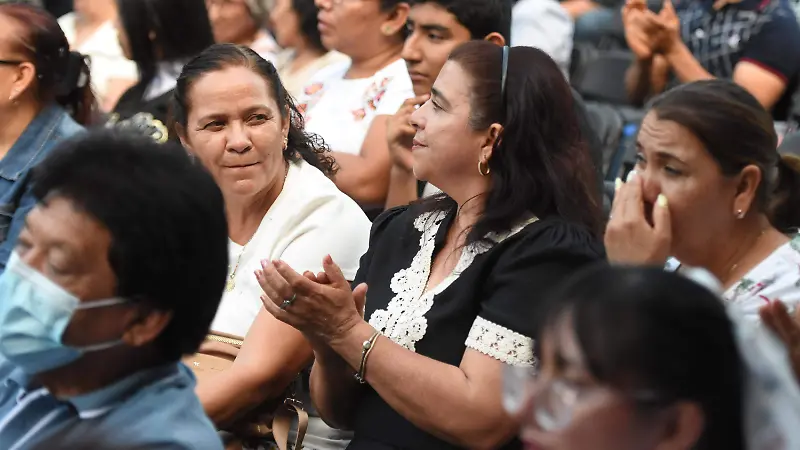 Las madres quedaron encantadas con cada artista.