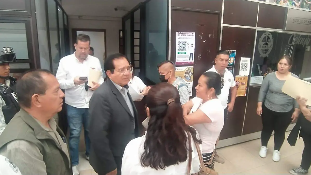 alcalde atiende a mujeres  (1)