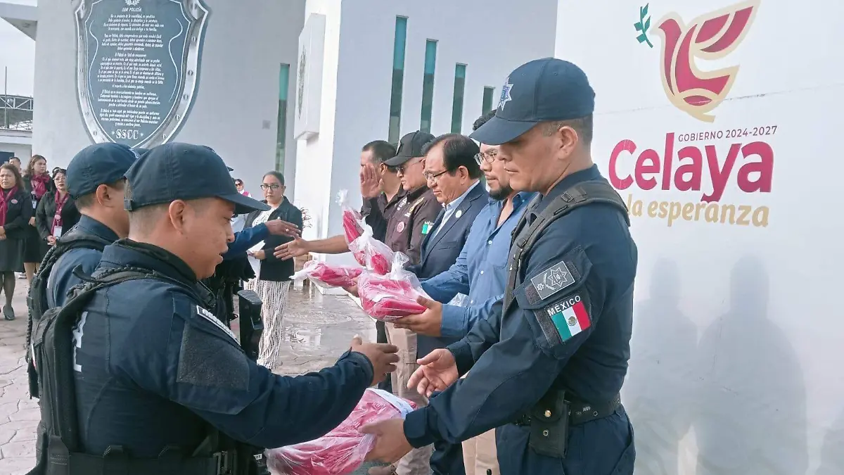 entregan utiles a polis (1)