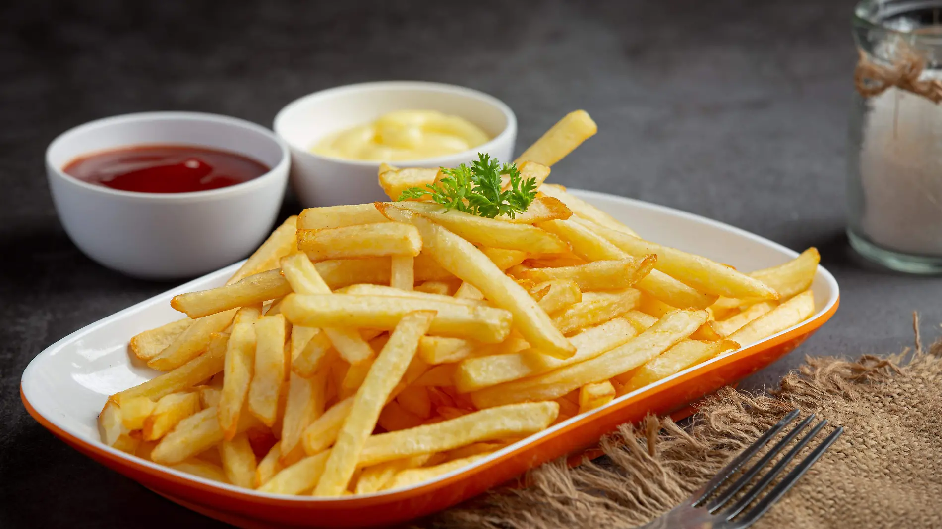 patatas-fritas-crujientes-salsa-tomate-mayonesa