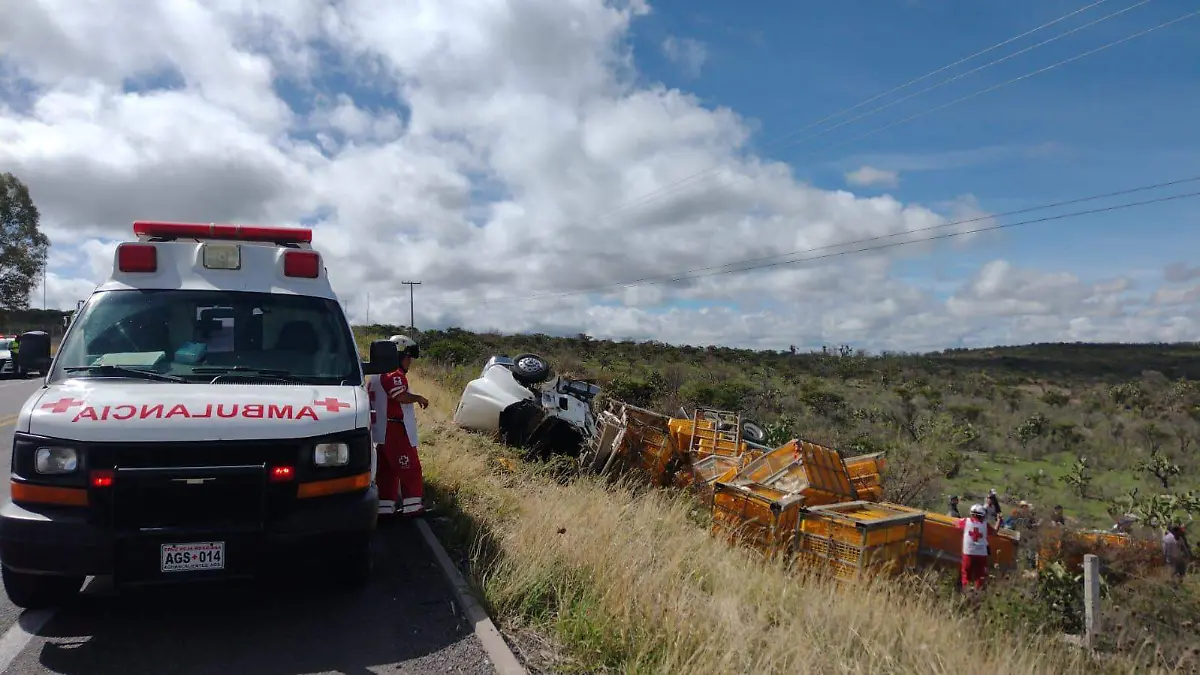 Accidente tipo volcadura-tráiler