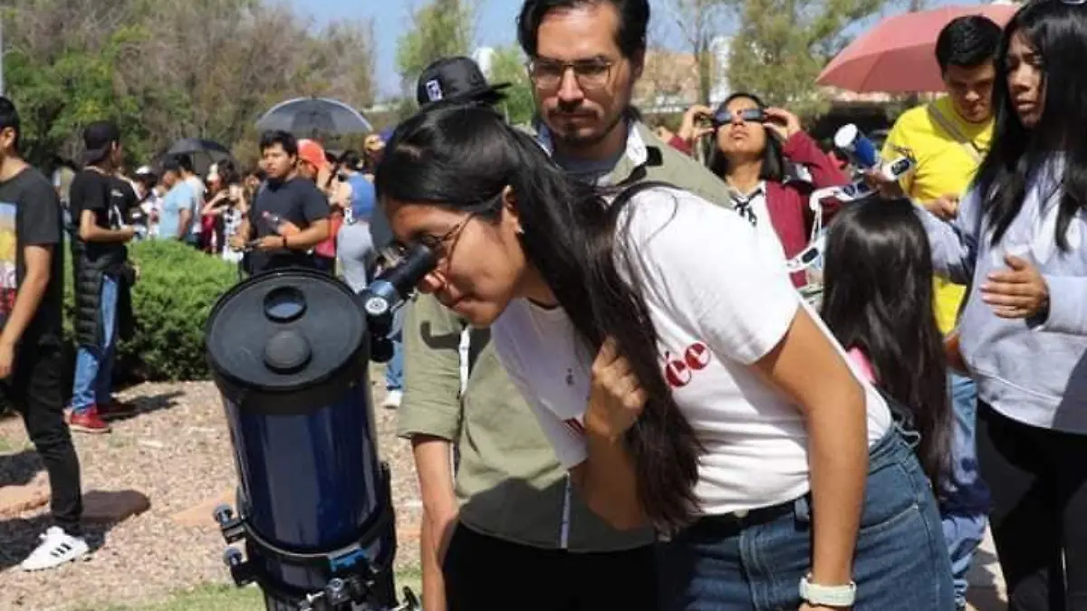 Personas- observando el Eclipse
