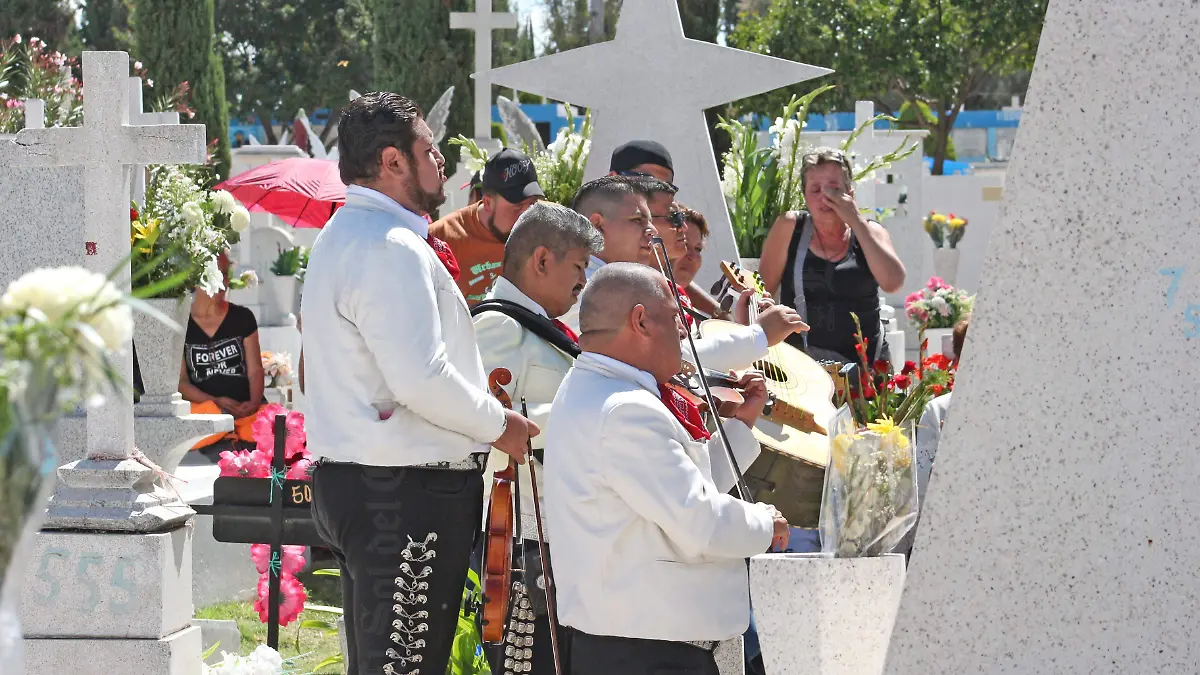 Mariachi en panteón