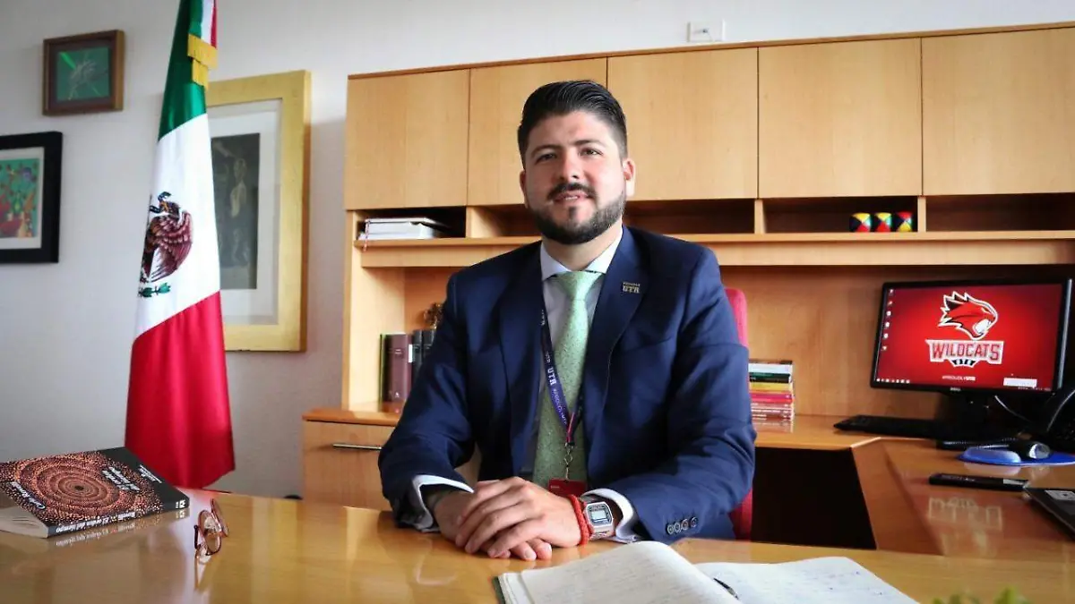 Emmanuel Carrillo Martínez rector de la UTR