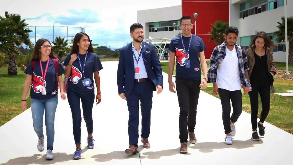 Rector y alumnos de la UTR