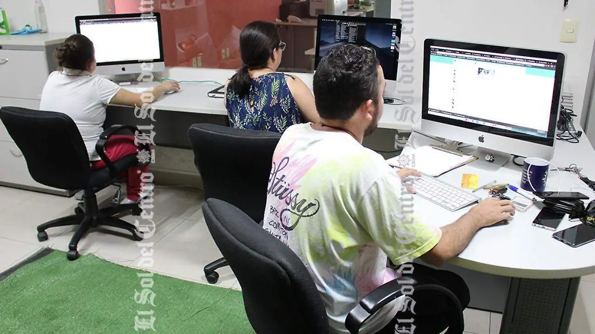 personas en computadoras