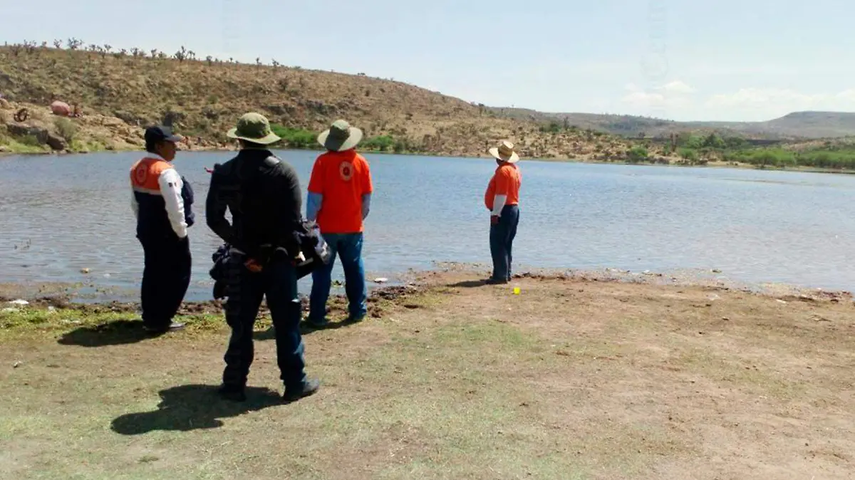 personas en la presa