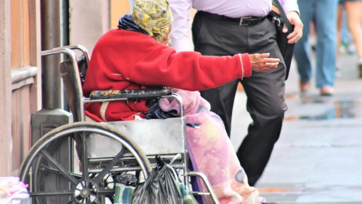 Ancianita pidiendo limosna