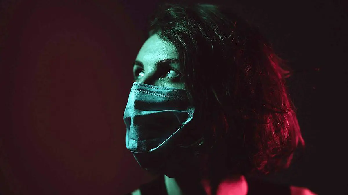 Mujer con cubrebocas mirando hacia arriba