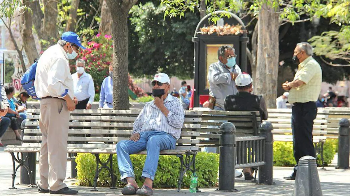 hombres adultos con cubrebocas