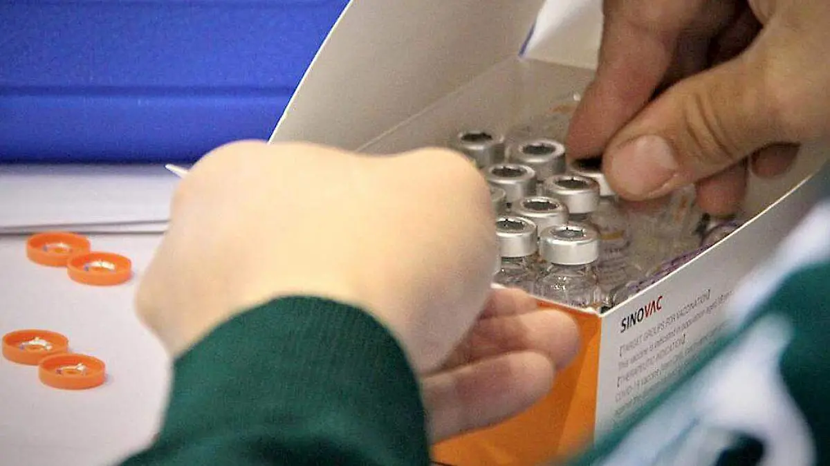 Caja con dosis de vacuna Sinovac
