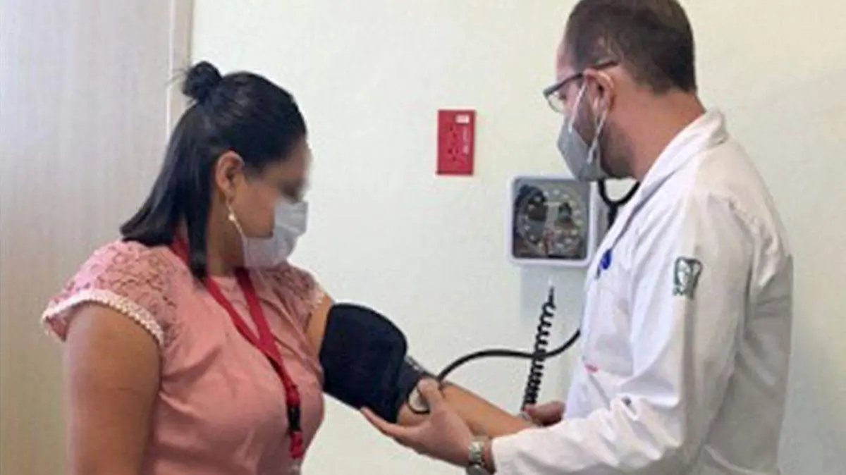 Doctor tomándole la presión a paciente