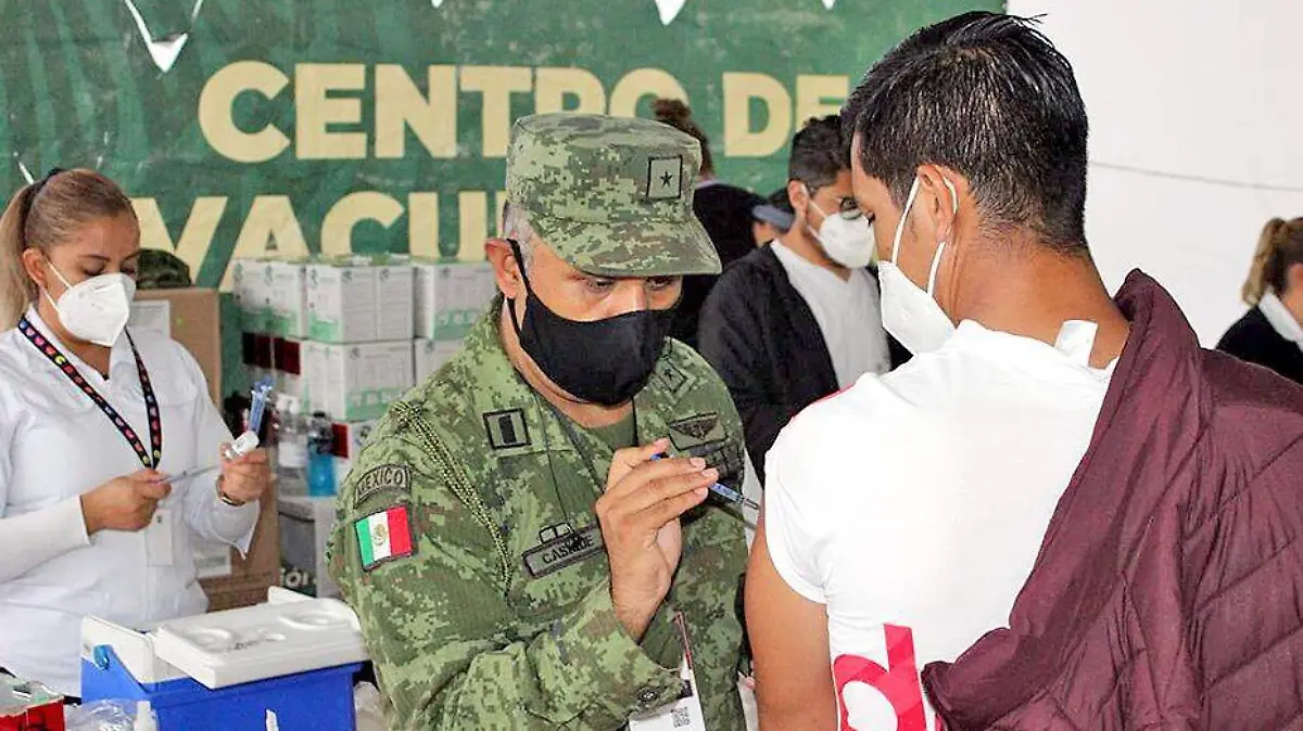 militar vacuna a joven