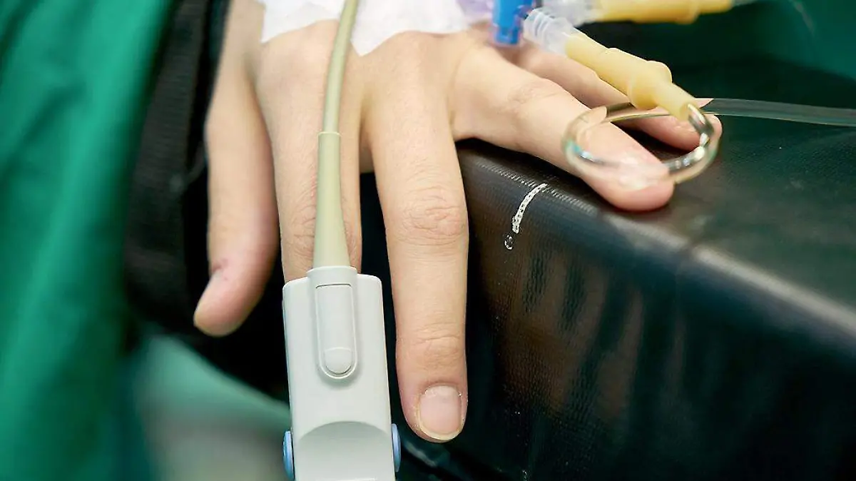 Mano de persona hospitalizada