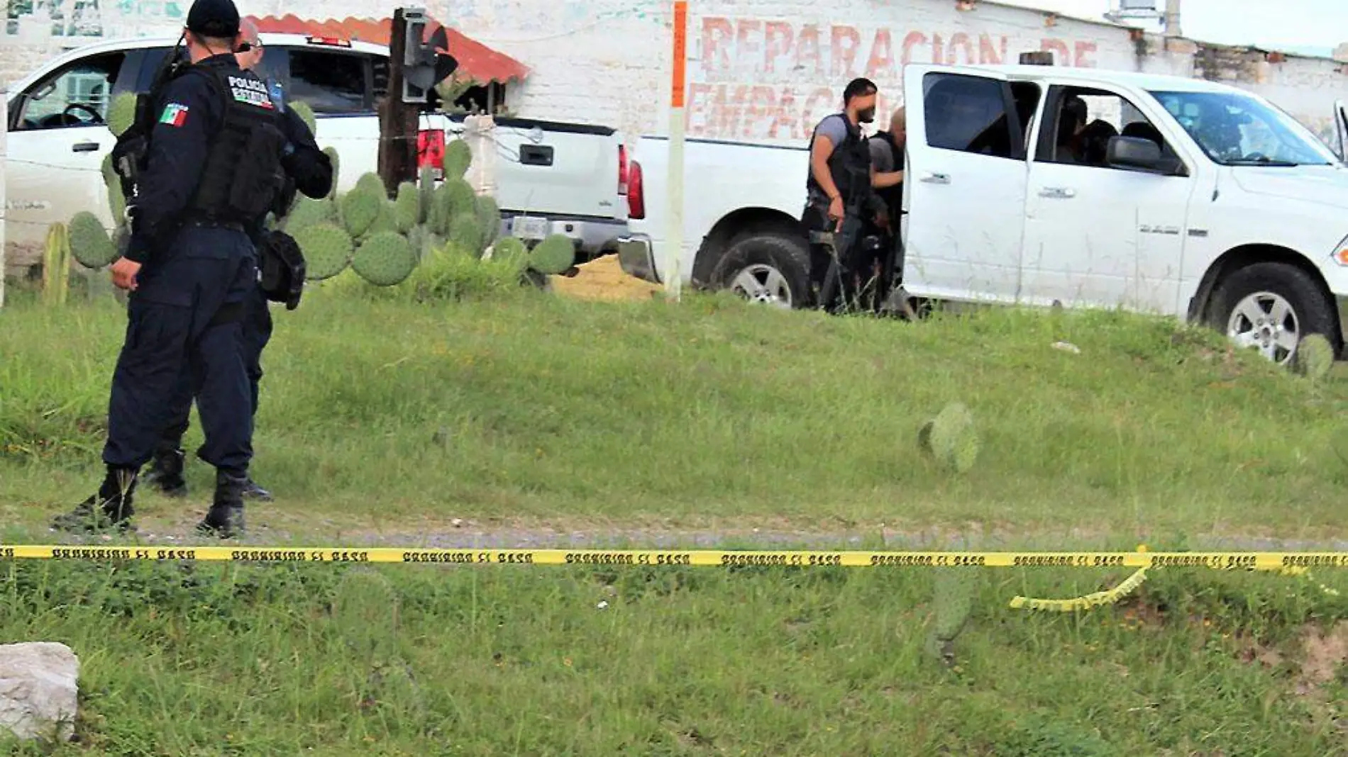 PolicíaEstatal-Camionetas-Predio