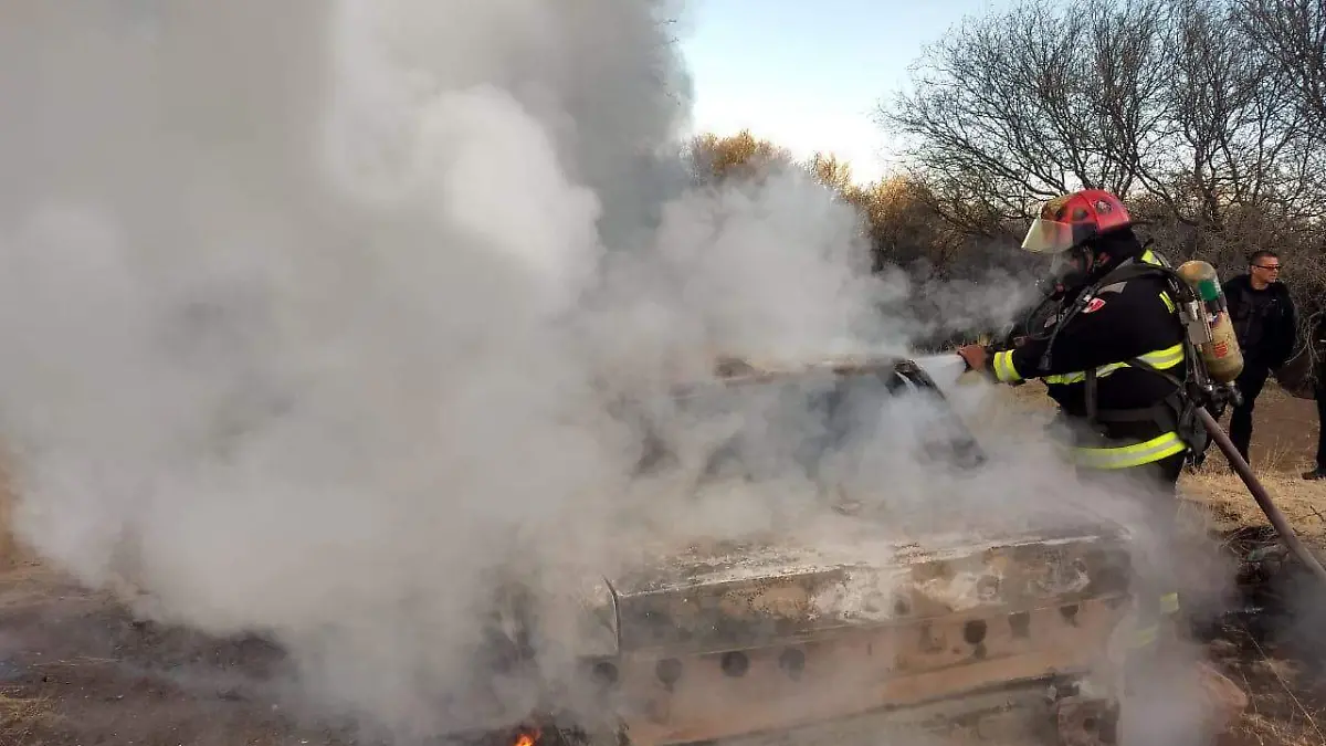 Bomberos apagan incendio de vehículo 2
