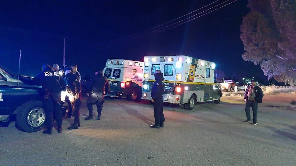 Policías y paramédicos acuchillado