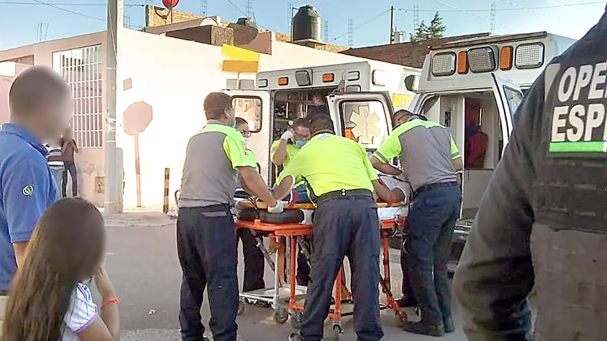 paramedicos atienden motociclista