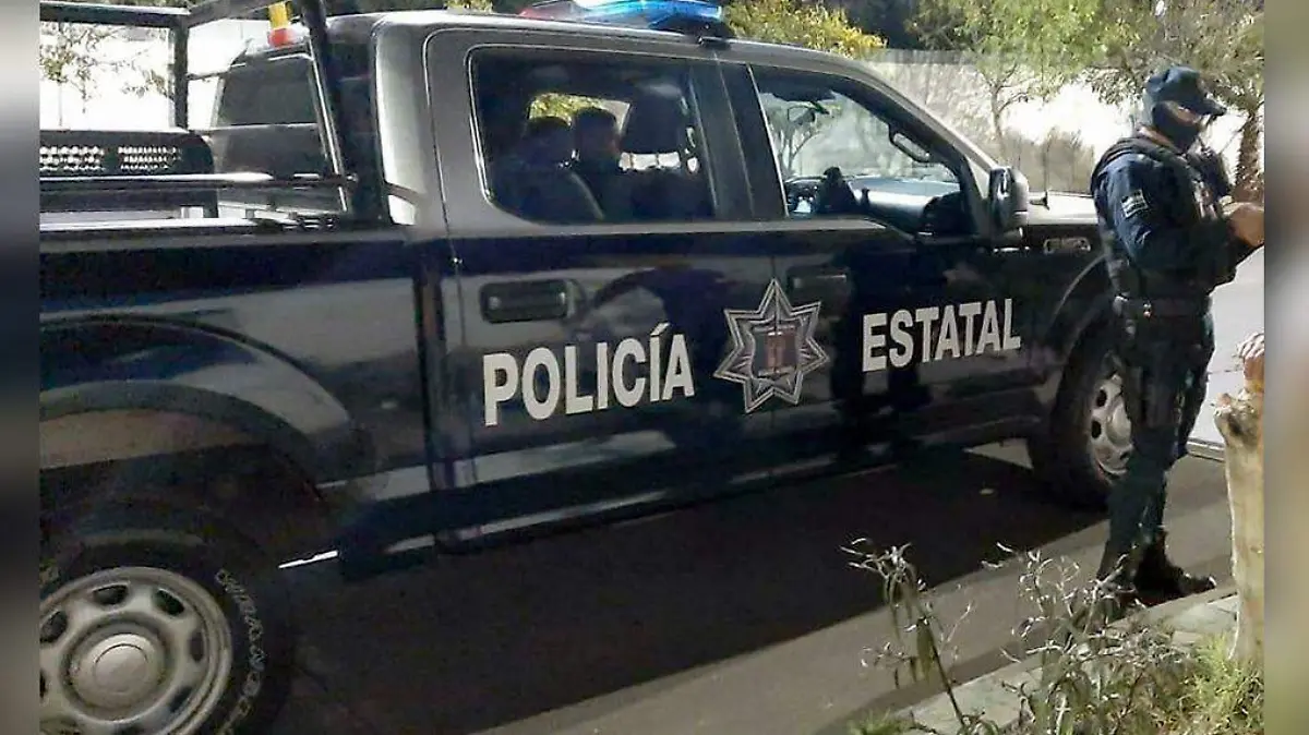 Policías auxilian a paramédicos
