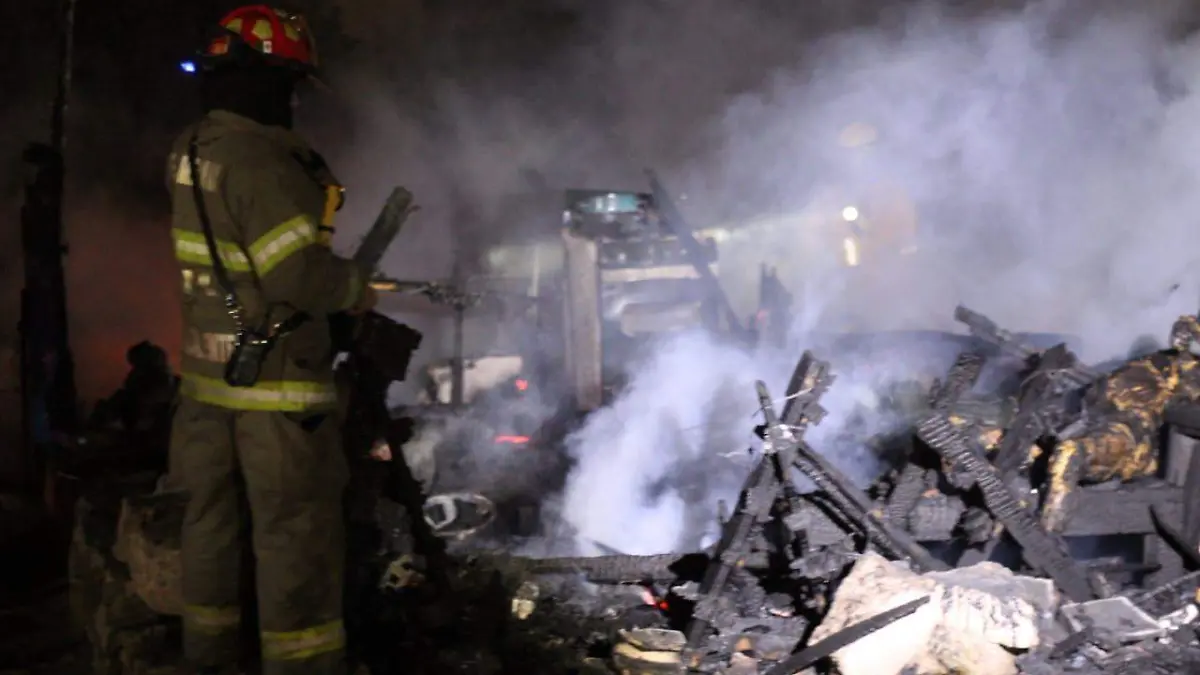 Bomberos apagan incendio