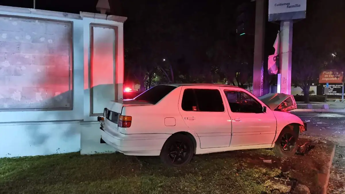 Ebrio choque contra poste 3