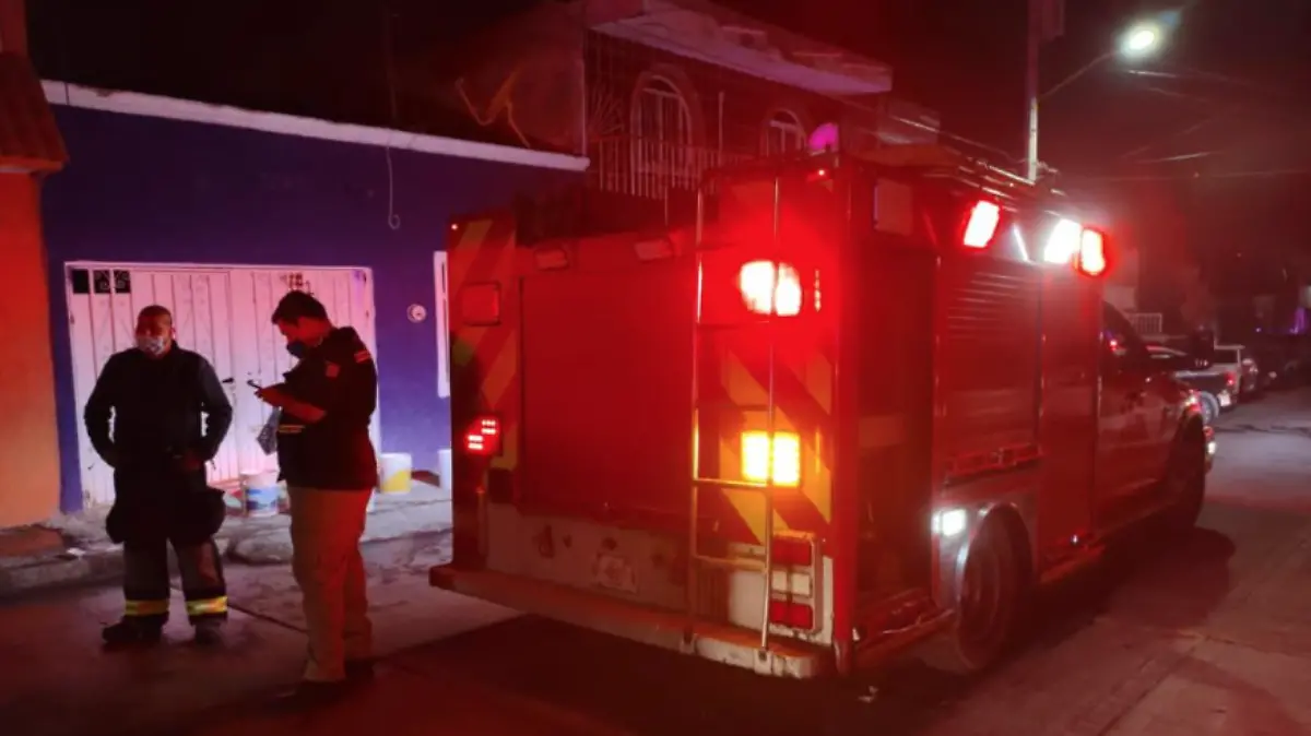 Bomberos incendio por pirotecnia 2